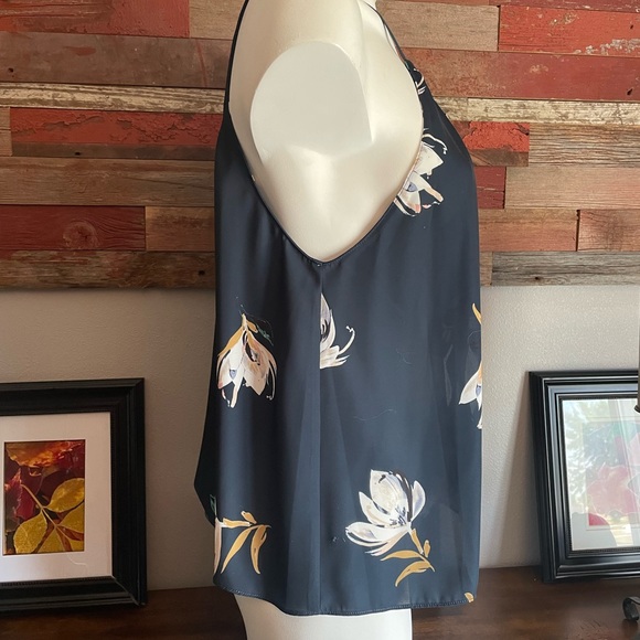 Amanda Uprichard top with keyhole detail in front. - Picture 5 of 9